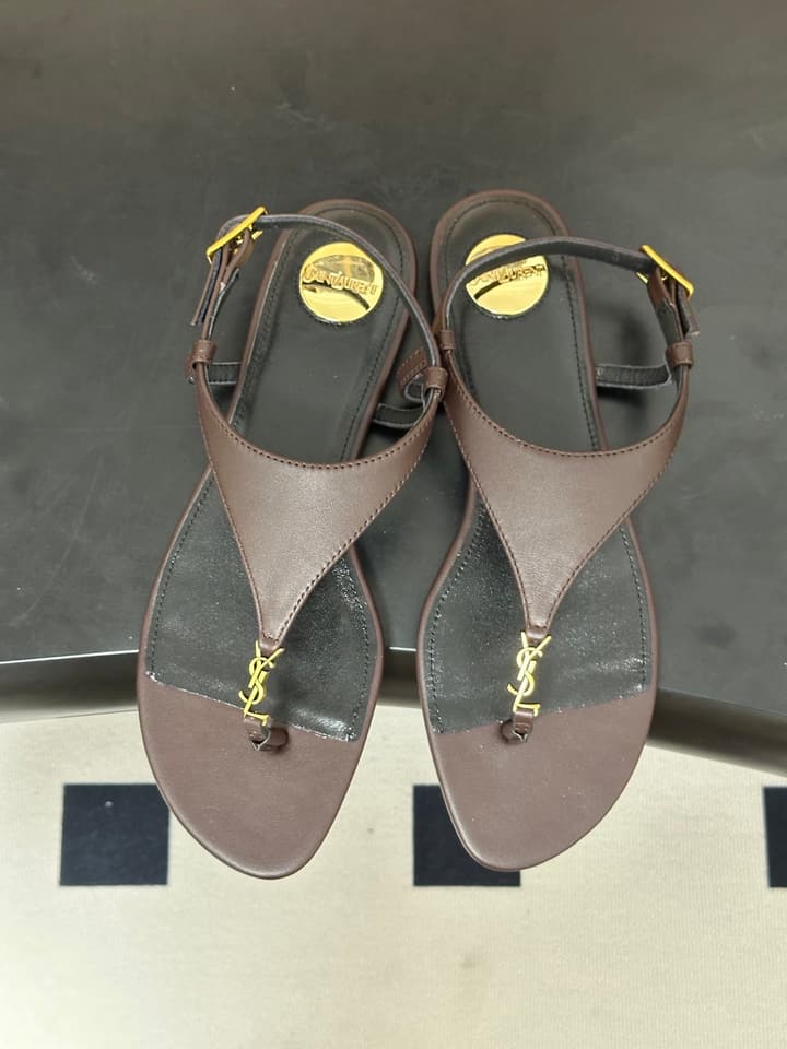 Saint Laurent Classic YSL Logo Flat Sandals – Spring/Summer Collection – 26S in Black