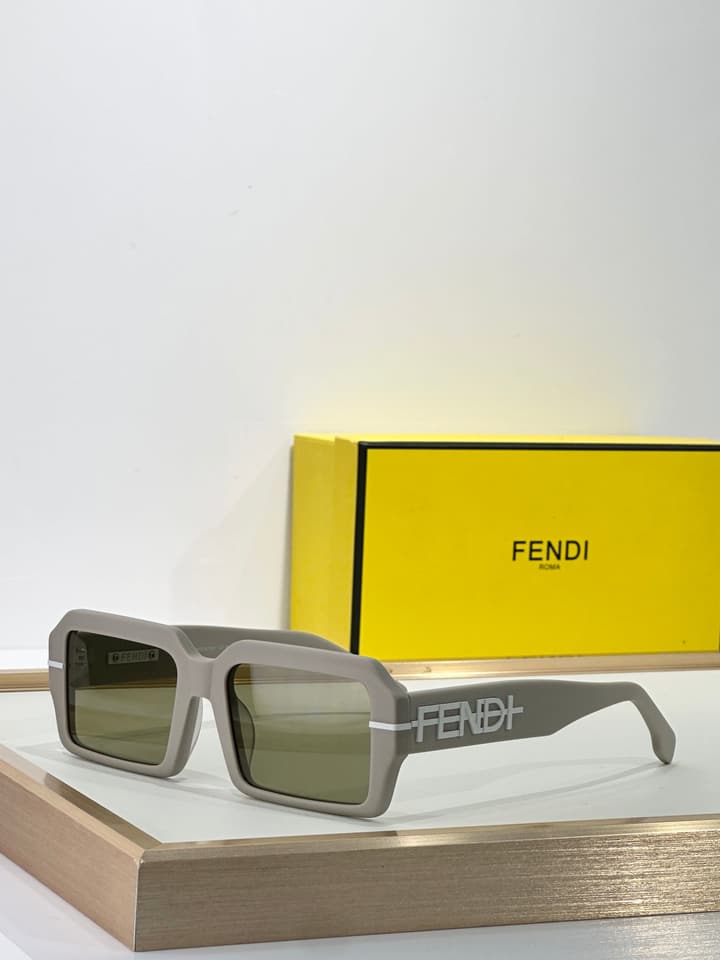 Fendi FE40073U Sunglasses
