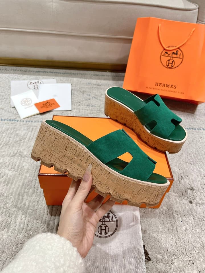 Hermès Wedge Sandals – 2024 Spring/Summer Collection in Bright Red Suede