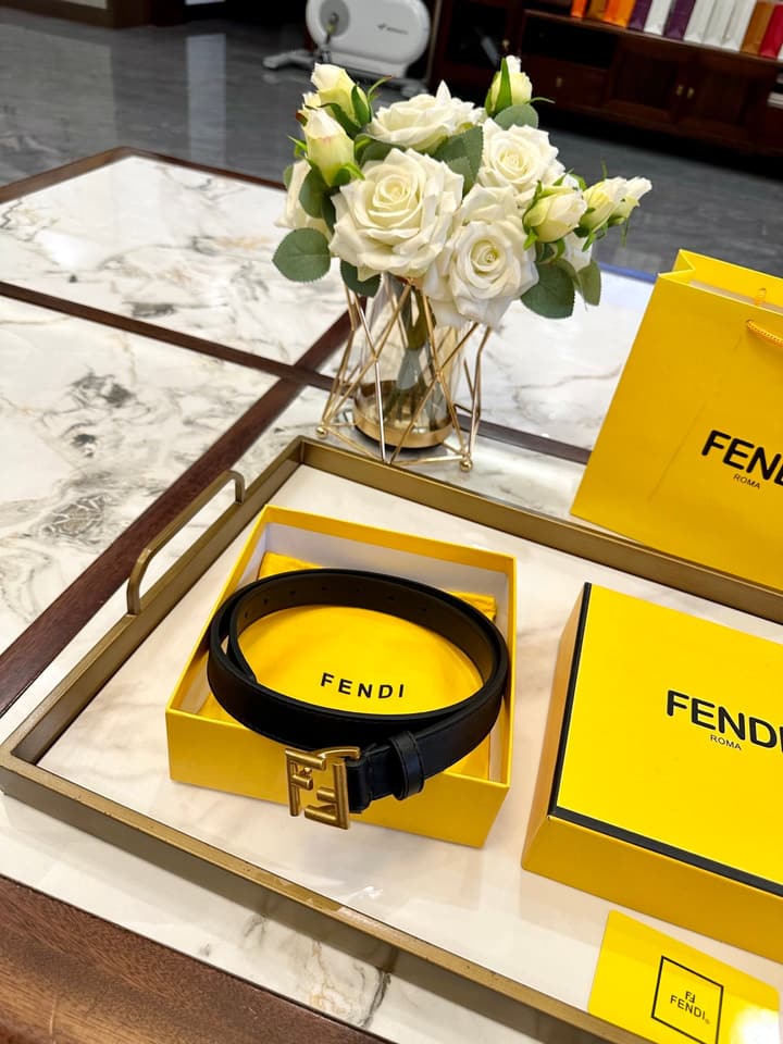 Fendi Classic Leather Belt – 2.5cm in Black Leather With Antique Gold Buckle