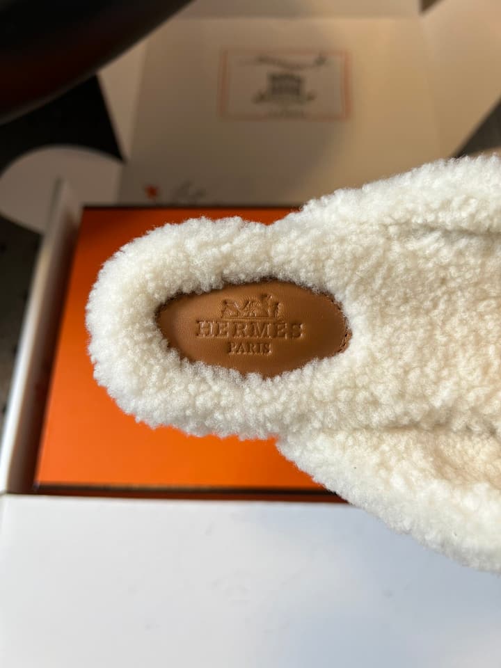 Hermès Leather Mules – 25FW in Black With White Fur
