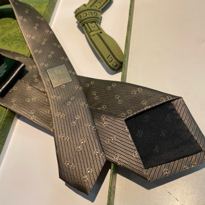 Gucci Men's Jacquard Silk Tie in Black Gg Pattern