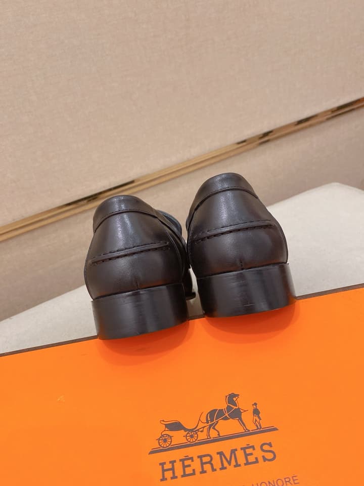Hermès Business Casual Leather Loafers in Black Leather