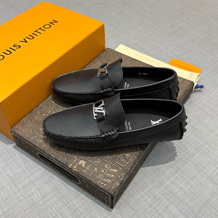 Louis Vuitton Men's Lizard-Embossed Driving Shoes in Black