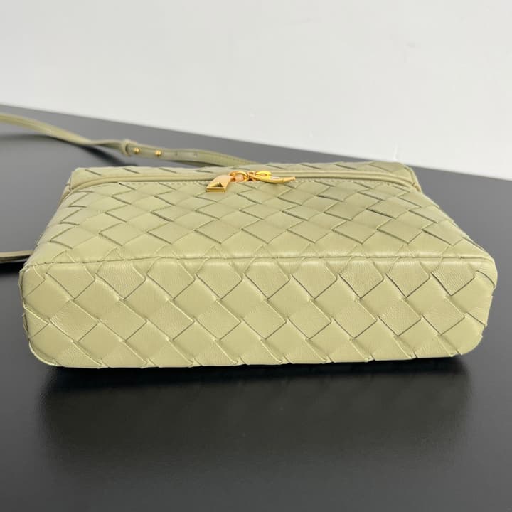 Bottega Veneta Intrecciato Vanity Case in Cream