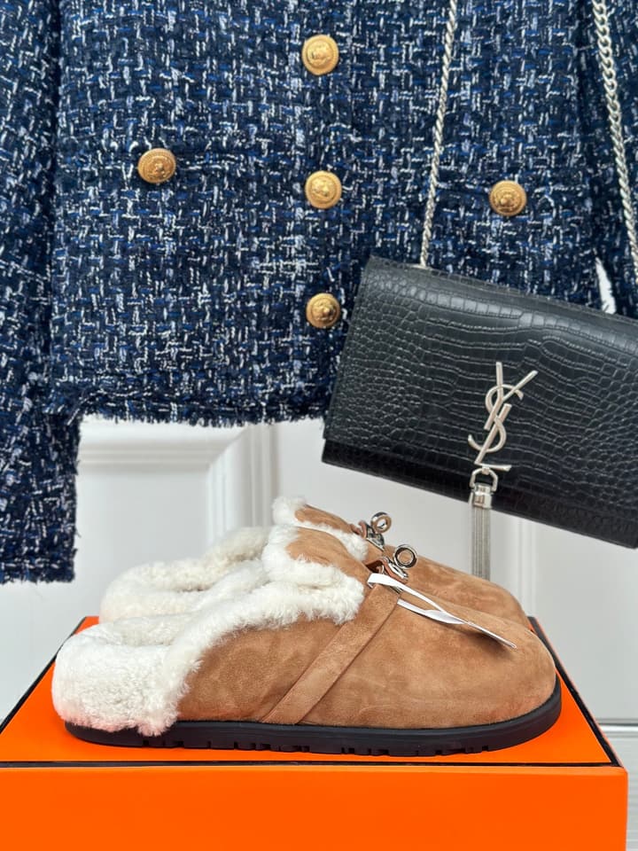 Hermès Kelly Buckle Furry Slippers – Autumn/Winter Collection in Black Suede With White Fur