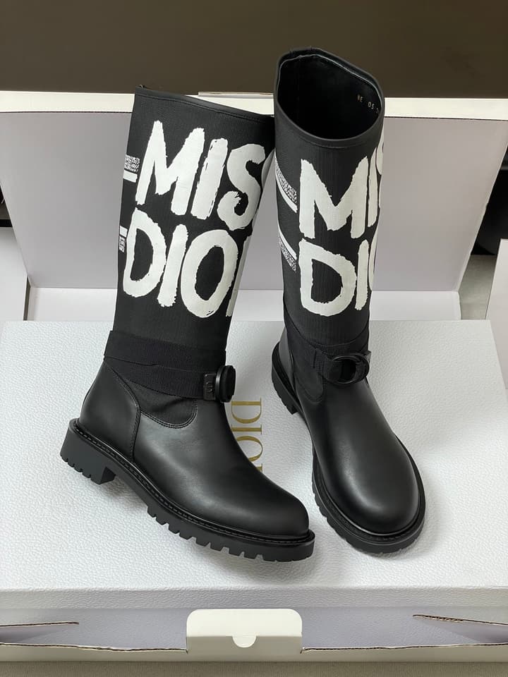 Dior D-Major Graffiti Mid-Tube Combat Boots – Autumn/Winter Collection in Black With White Graffiti