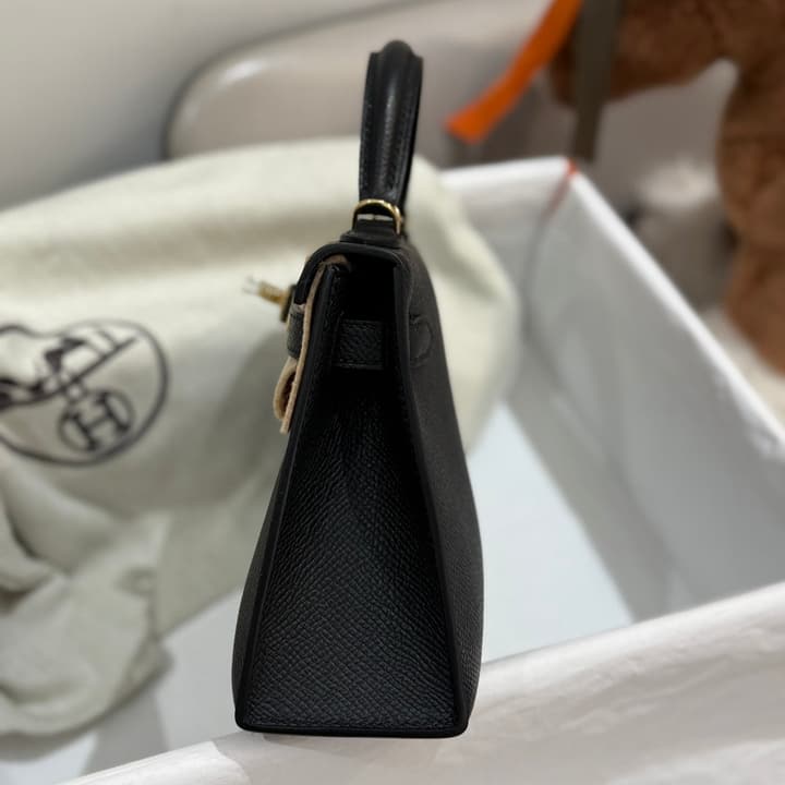 Hermès Mini Kelly 19 Bag in Black With Gold Hardware