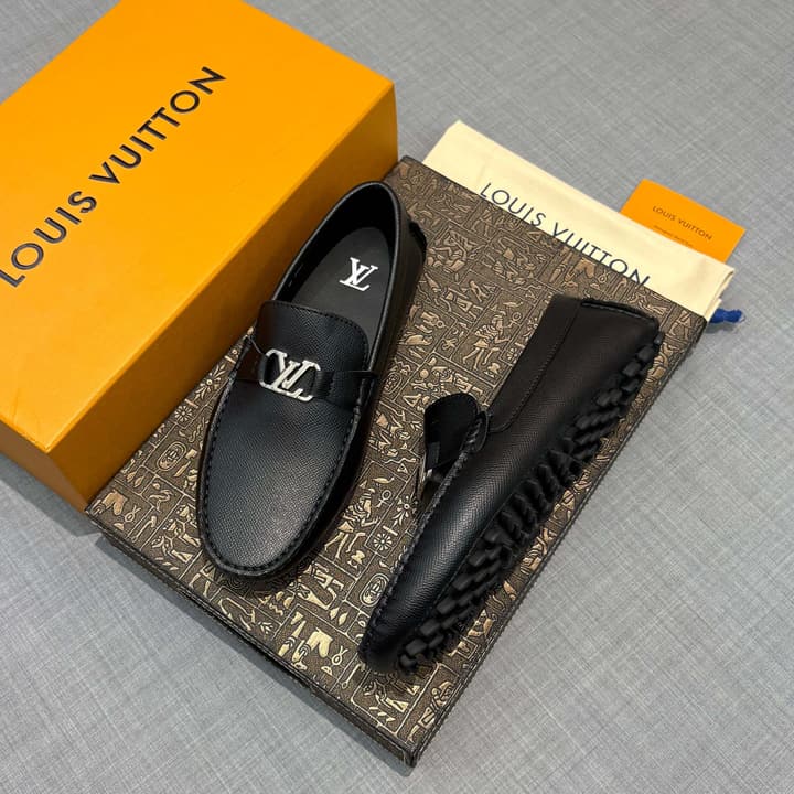 Louis Vuitton Men's Lizard-Embossed Driving Shoes in Black