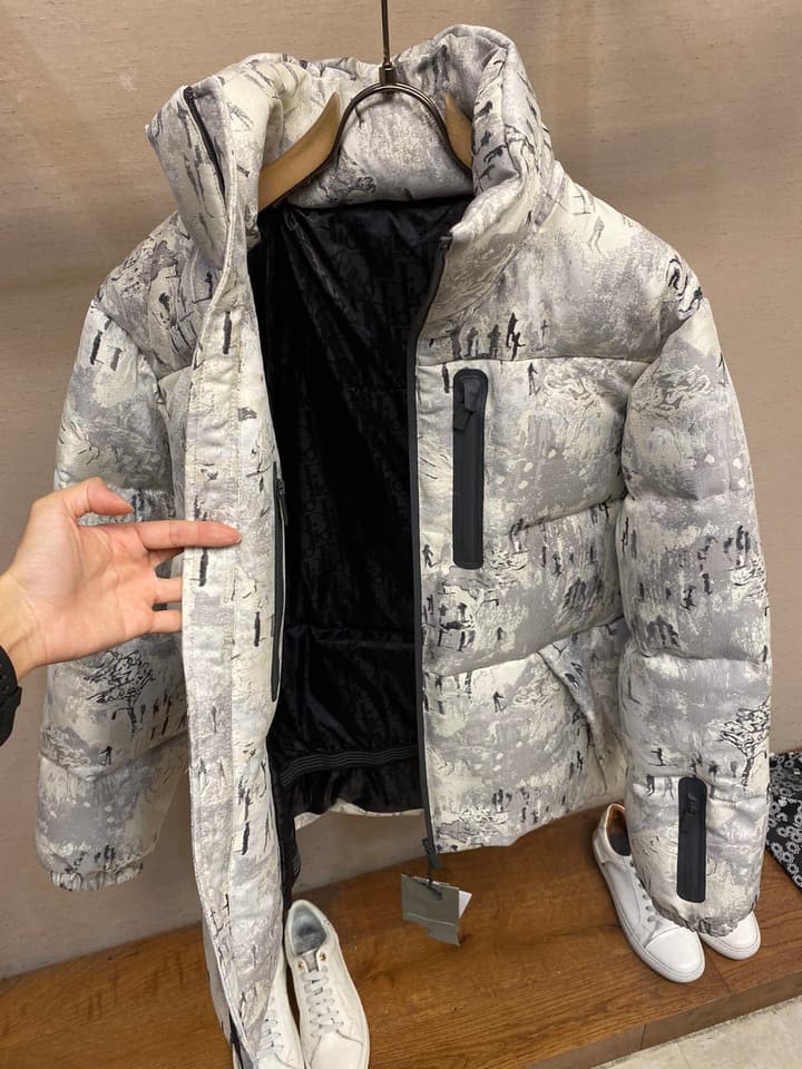 Dior Ski Functional Waterproof Puffer Jacket – 2023 Collection in Light Grey/white Patterned Ski Jacket