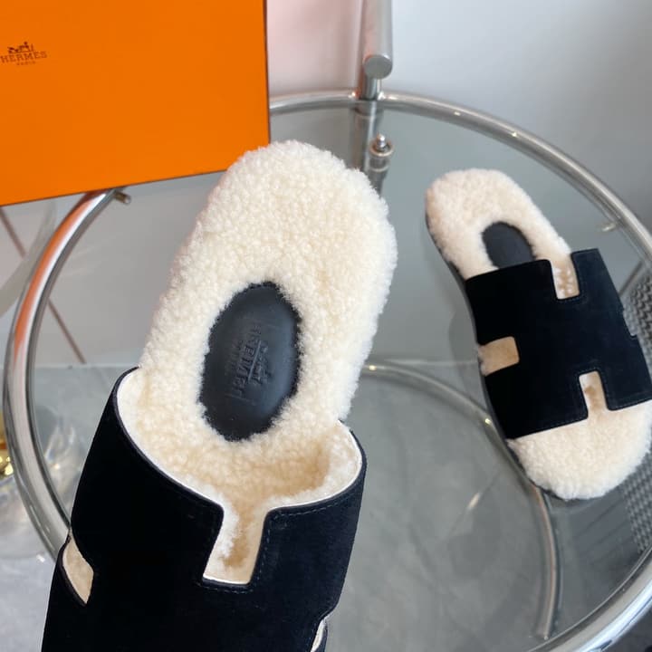 Hermès Izmir Classic H Wool Slippers in Black