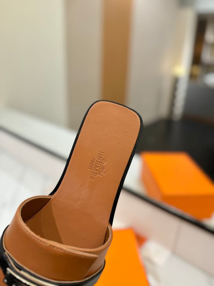 Hermès Classic Timeless Leather Sandals in Black