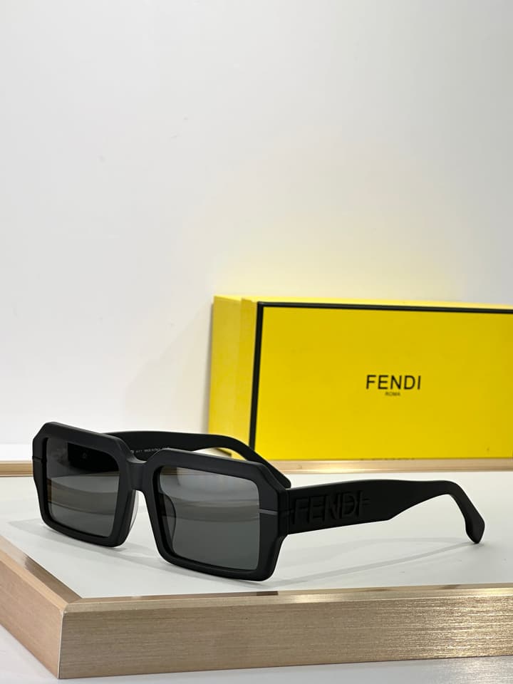 Fendi FE40073U Sunglasses