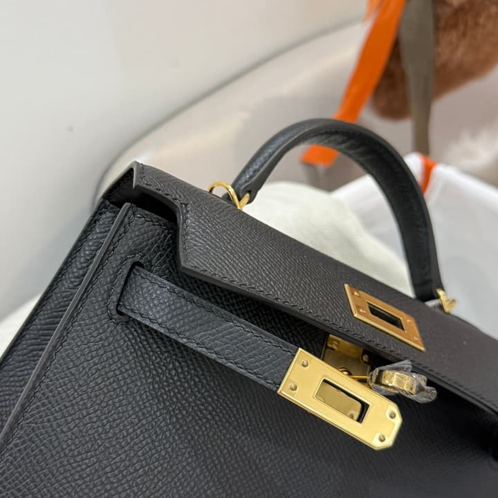 Hermès Mini Kelly 19 Bag in Black With Gold Hardware