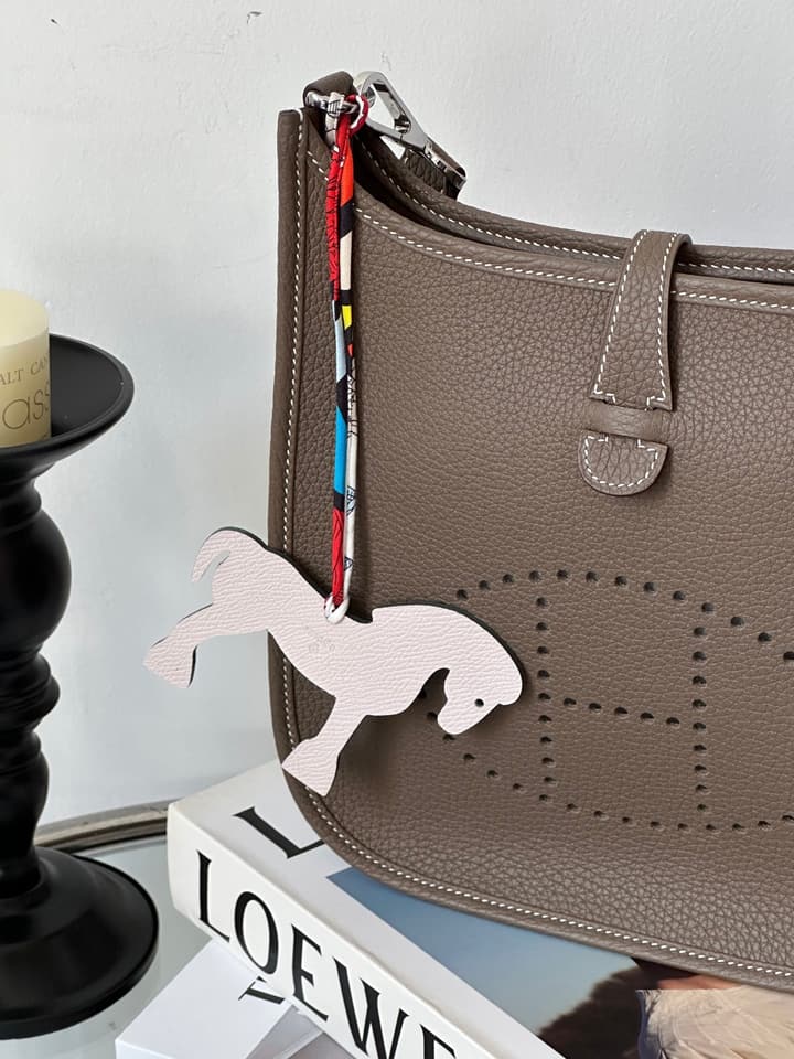 Hermès Evelyne 23 Shoulder Bag – Etoupe