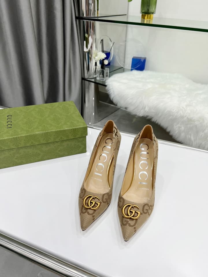 Gucci Double G Buckle Pointed Pumps in Cream Patent Pump