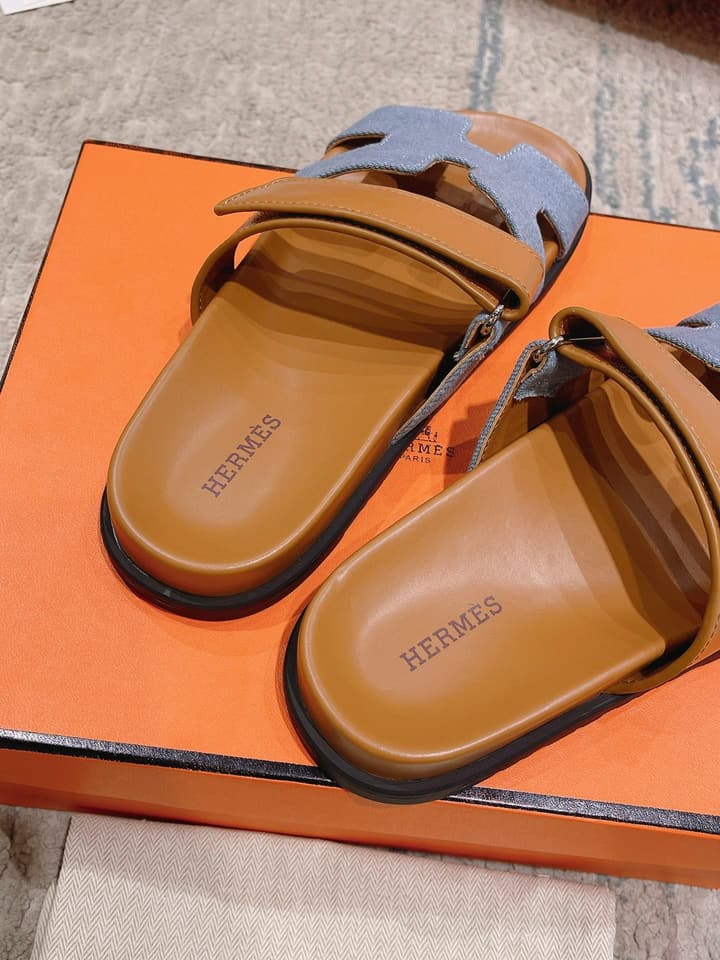 Hermès Chypre Leather Slides – 2023SS in Emerald Green & Textured Beige