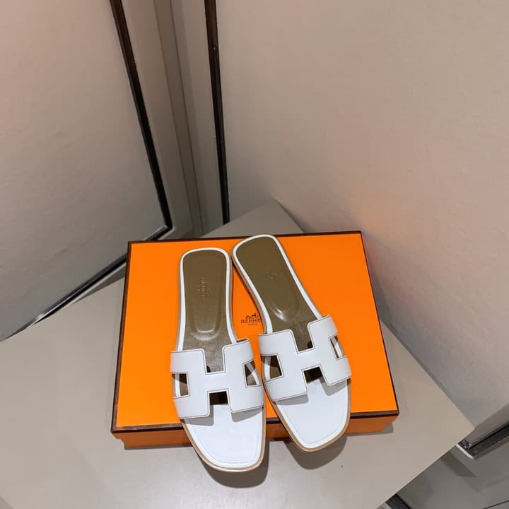 Hermès Oasis H Flat Sandals in Taupe Strap