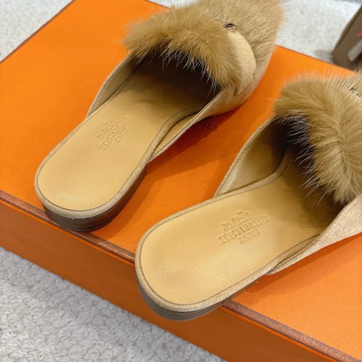 Hermès Mink Suede Loafers & Mules – Autumn/Winter Collection in Black Fur With Gold H