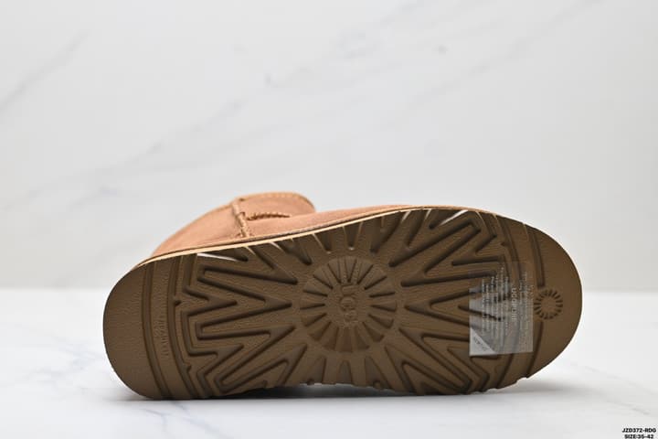 UGG Classic Ultra Mini Platform Snow Boots in Classic Chestnut