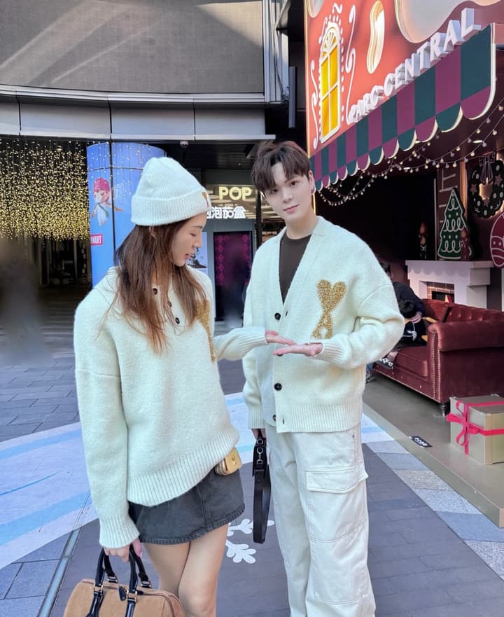 AMI Paris Holiday Limited Gold Heart Jacquard Cardigan – 24FW in Cream Gold Heart Cardigan