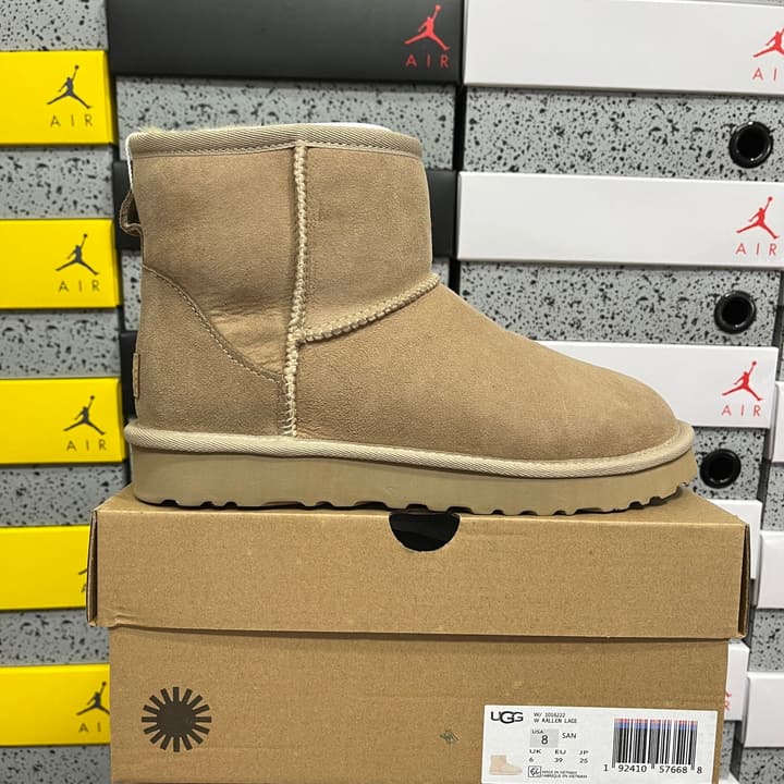 UGG Thick-Soled Low-Cut Fur-Lined Snow Boots in All Black Mini