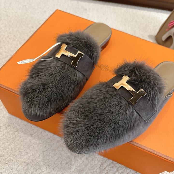 Hermès Mink Suede Loafers & Mules – Autumn/Winter Collection in Black Fur With Gold H