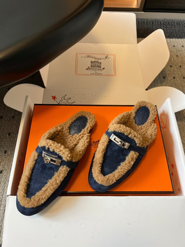 Hermès Leather Mules – 25FW in Black With White Fur