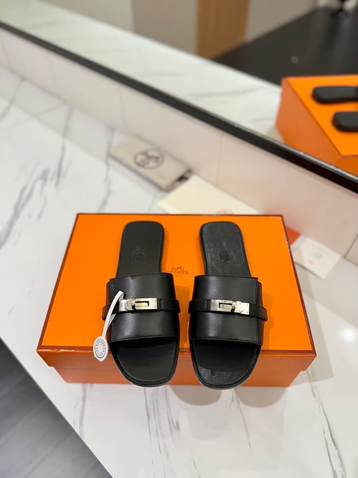 Hermès Classic Timeless Leather Sandals in Black