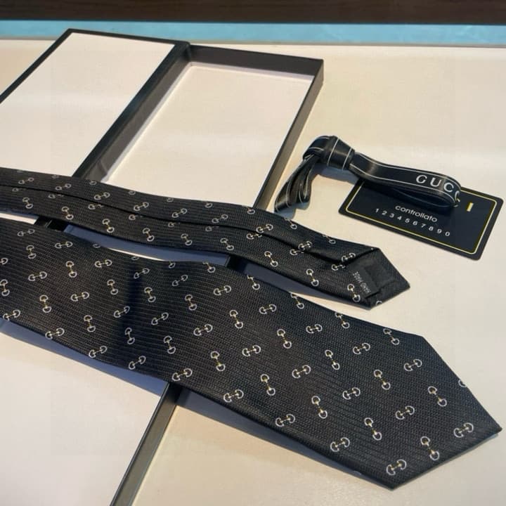 Gucci Men's Jacquard Silk Tie in Black Gg Pattern