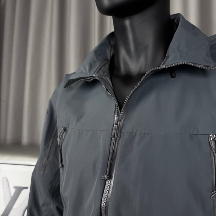 Arc'teryx Alpha LEAF Jacket GEN2 Hard Shell in Wolf Gray Hard Shell Jacket