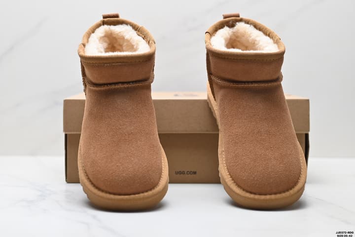 UGG Classic Ultra Mini Platform Snow Boots in Chestnut
