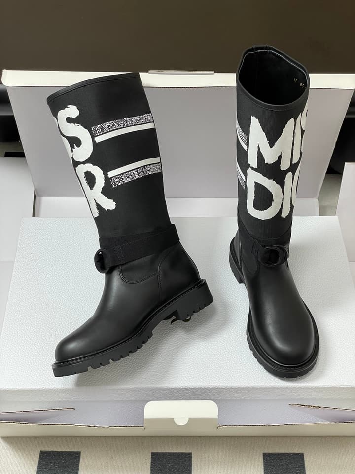 Dior D-Major Graffiti Mid-Tube Combat Boots – Autumn/Winter Collection in Black With White Graffiti