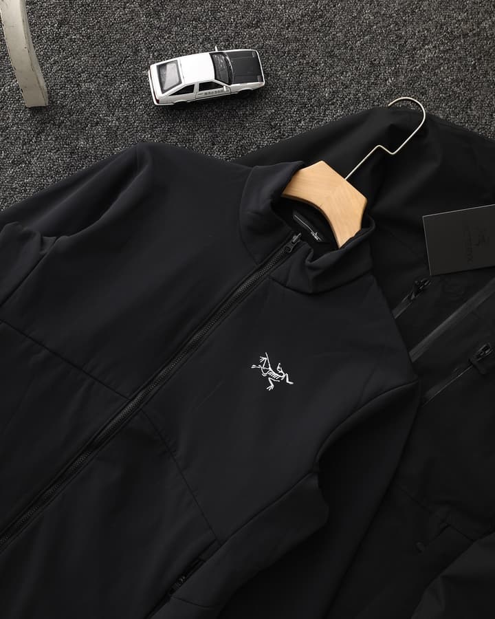 Arc'teryx 3-in-1 Detachable Windbreaker Jacket – 24FW in Black