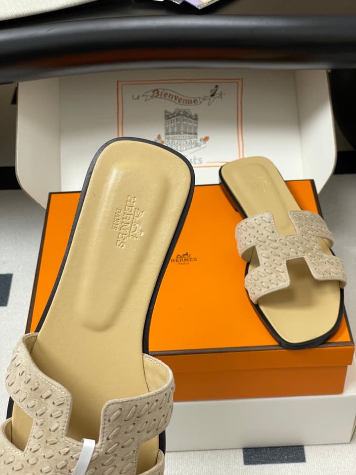 Hermès Oran Woven Suede Sandals – 2025 Collection in Black Leather