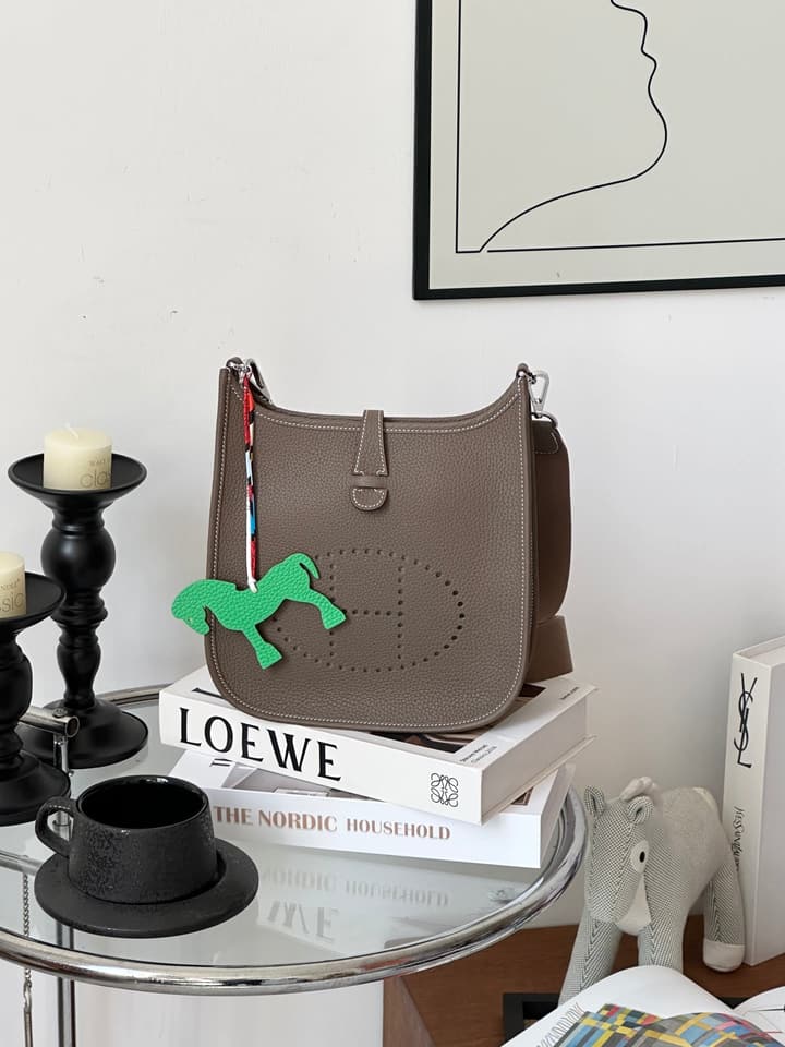Hermès Evelyne 23 Shoulder Bag – Etoupe
