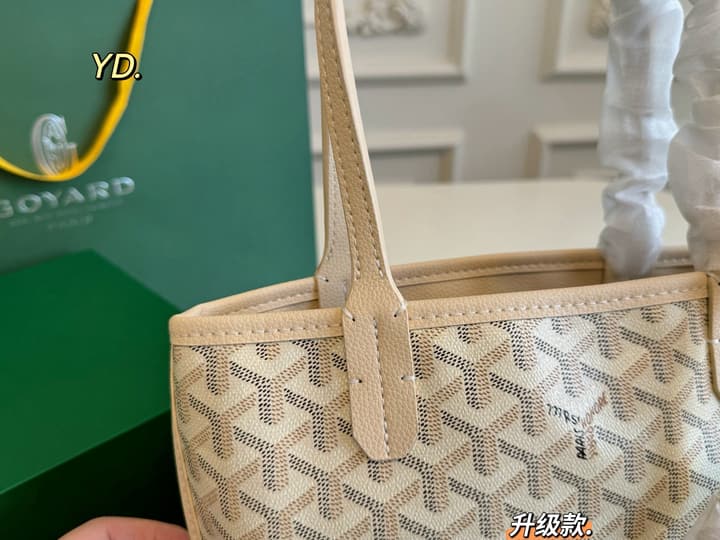 Goyard Reversible Tote Bag with Pouch in Black