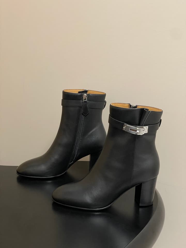 Hermès Saint Germain Kelly Buckle Ankle Boots – 25FW in Black