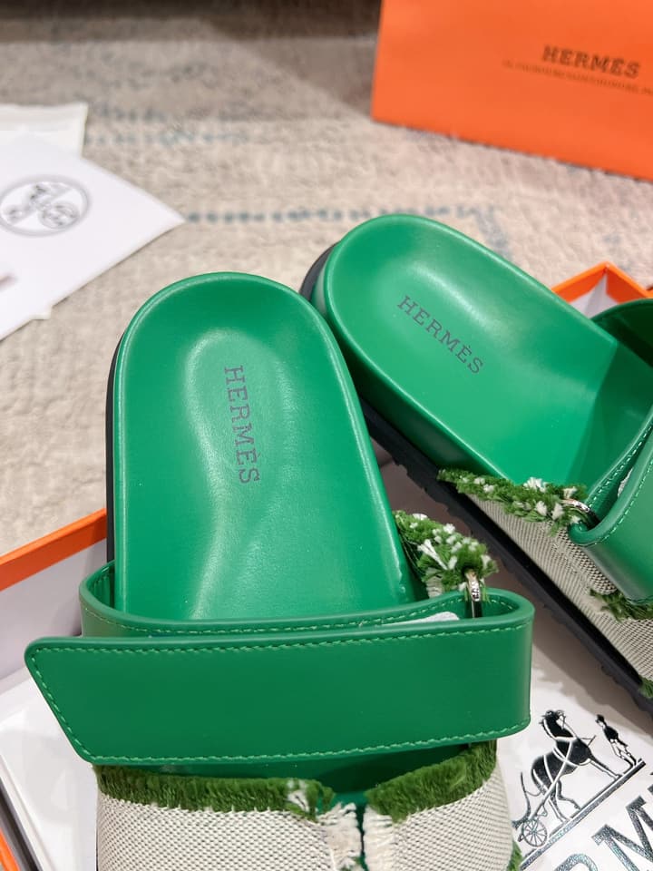Hermès Chypre Leather Slides – 2023SS in Emerald Green & Textured Beige