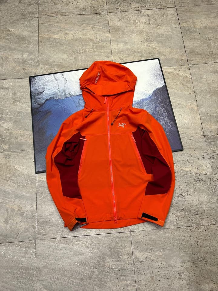 Arc'teryx SERRATUS Hoody Softshell Jacket in Black