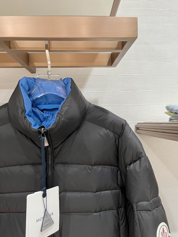 Moncler Designer Puffer Jacket – 2025 Collection in Black With Blue Lining