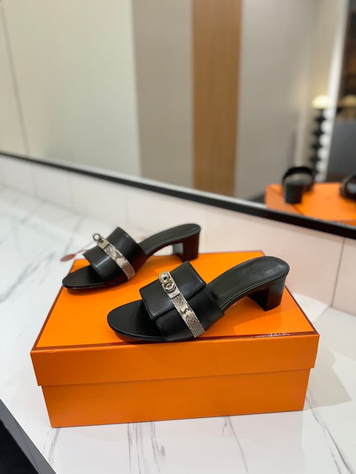 Hermès Classic Smooth Cowhide Heeled Sandals in Beige