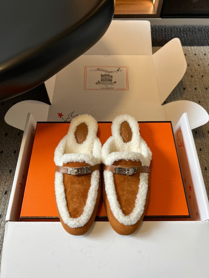 Hermès Leather Mules – 25FW in Black With White Fur
