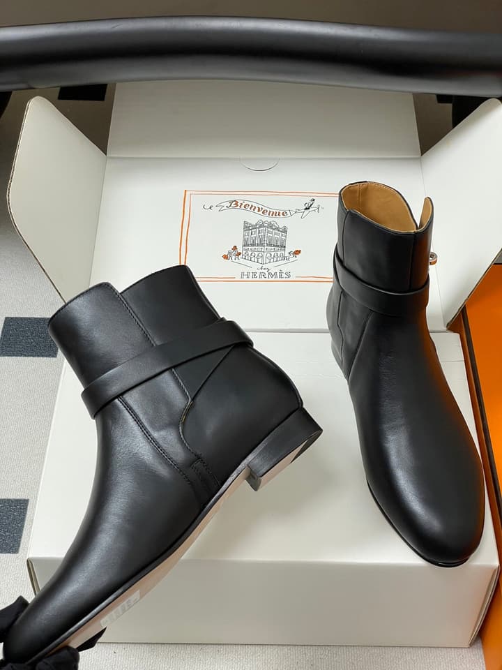 Hermès Neo Kelly Buckle Ankle Boots – 25FW in Black Leather