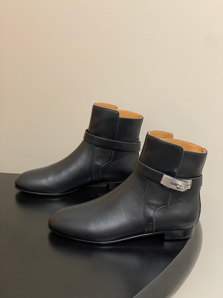Hermès Neo Kelly Buckle Ankle Boots – 25FW in Black Leather