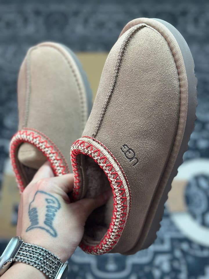 UGG Tazz Platform Snow Boots in Oak Brown With Coral Trim