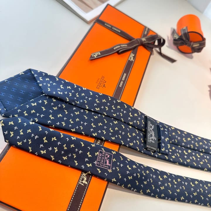 Hermès Animal Series Men's Silk Tie in Blue With Pink Pattern
