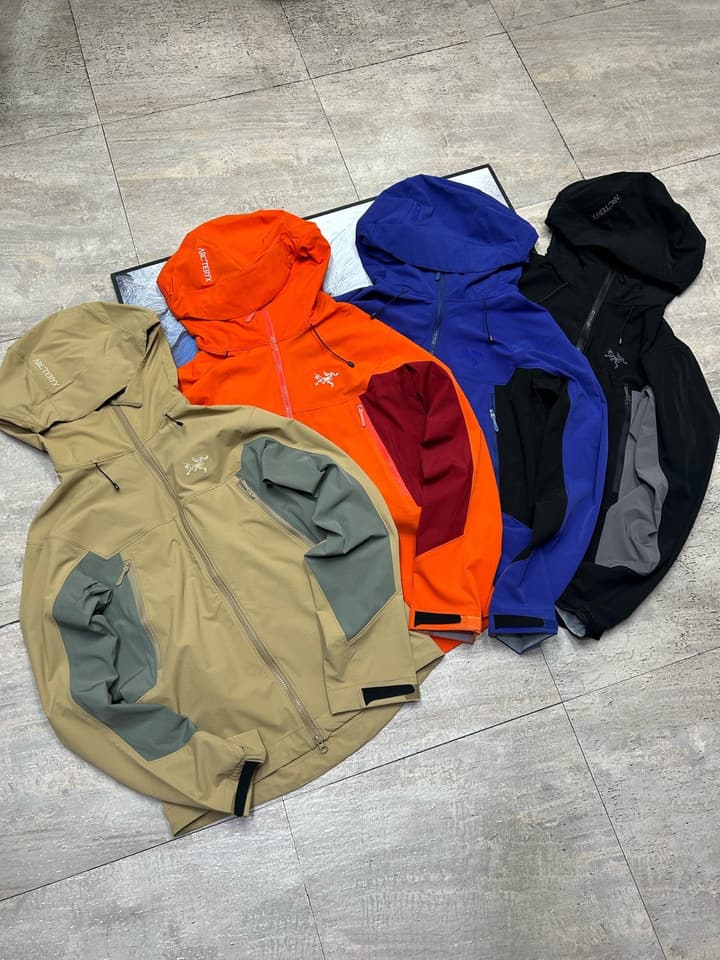 Arc'teryx SERRATUS Hoody Softshell Jacket in Black