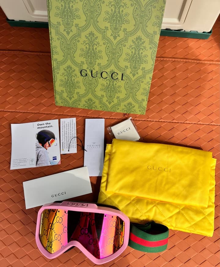 Gucci Luxury Ski Goggles in Black Frame Gucci Stripe
