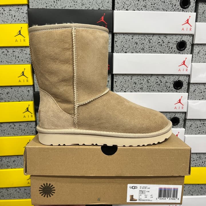 UGG Thick-Soled Low-Cut Fur-Lined Snow Boots in All Black Mini